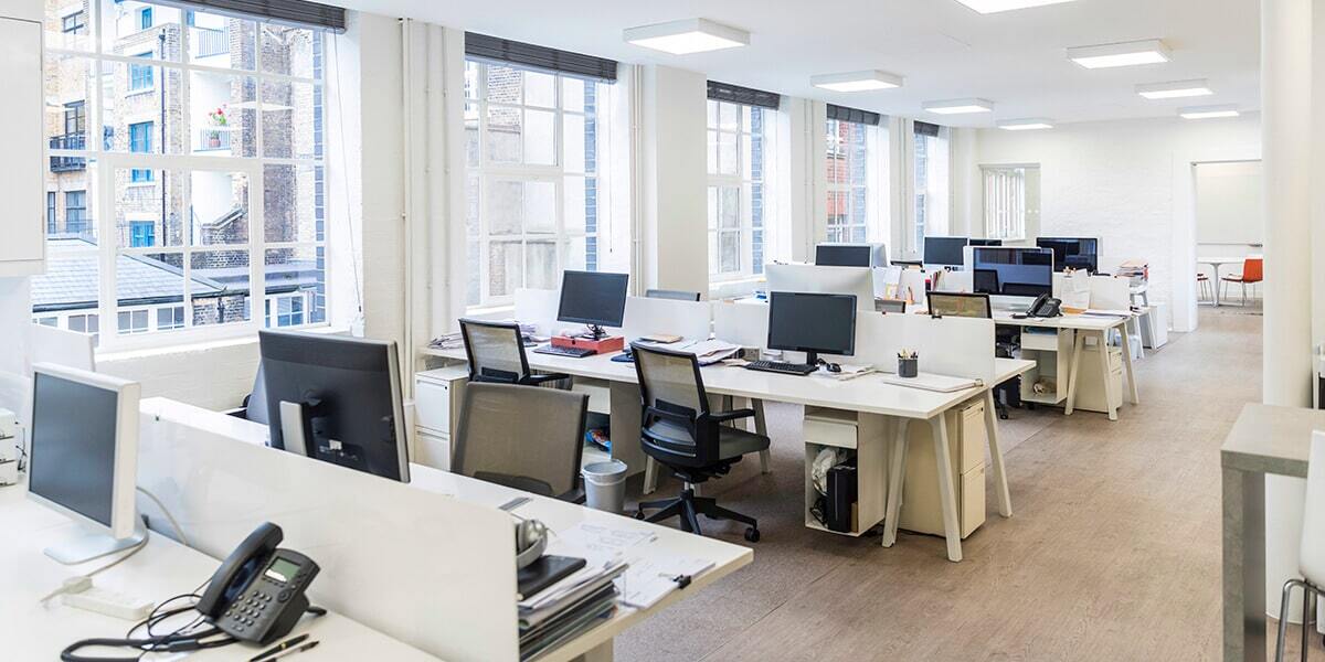 Large contemporary office environment with empty stations and electric ceiling lights Server Lizenzierung - Software ReUse